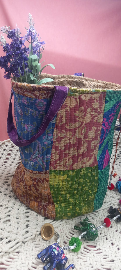 CESTO MULTIFUNCIÓN PATCHWORK ARTESANÍA INDIA COMBINADA DE YUTE Y SAREE.MODELO SIVARATRI.ENVÍO GRATIS SIN PEDIDO MÍNIMO.