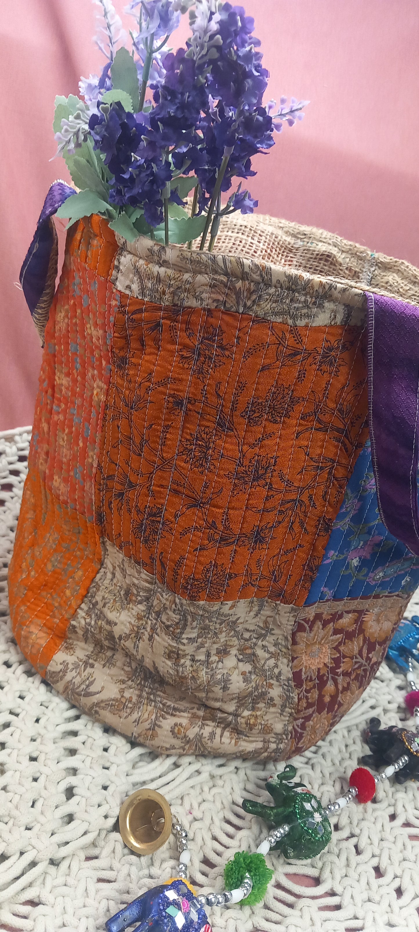 CESTO MULTIFUNCIÓN PATCHWORK ARTESANÍA INDIA COMBINADA DE YUTE Y SAREE.MODELO SIVARATRI.ENVÍO GRATIS SIN PEDIDO MÍNIMO.