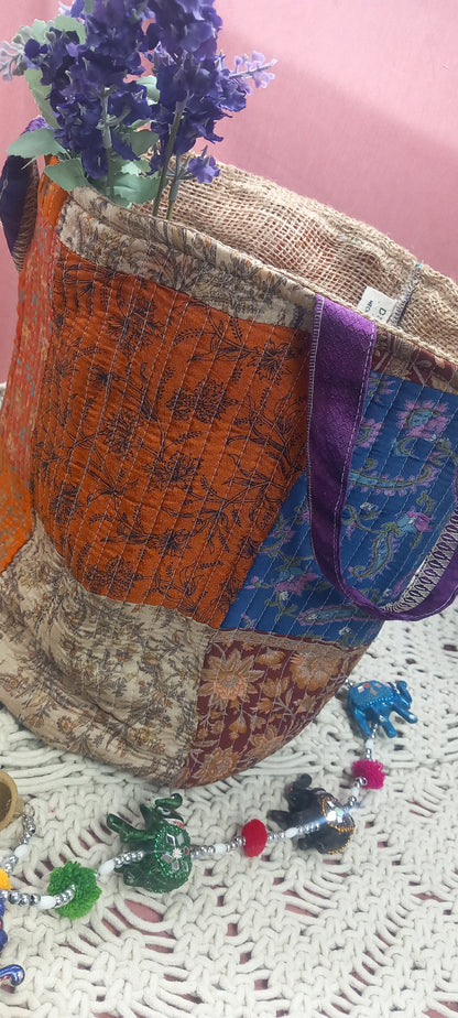 CESTO MULTIFUNCIÓN PATCHWORK ARTESANÍA INDIA COMBINADA DE YUTE Y SAREE.MODELO SIVARATRI.ENVÍO GRATIS SIN PEDIDO MÍNIMO.