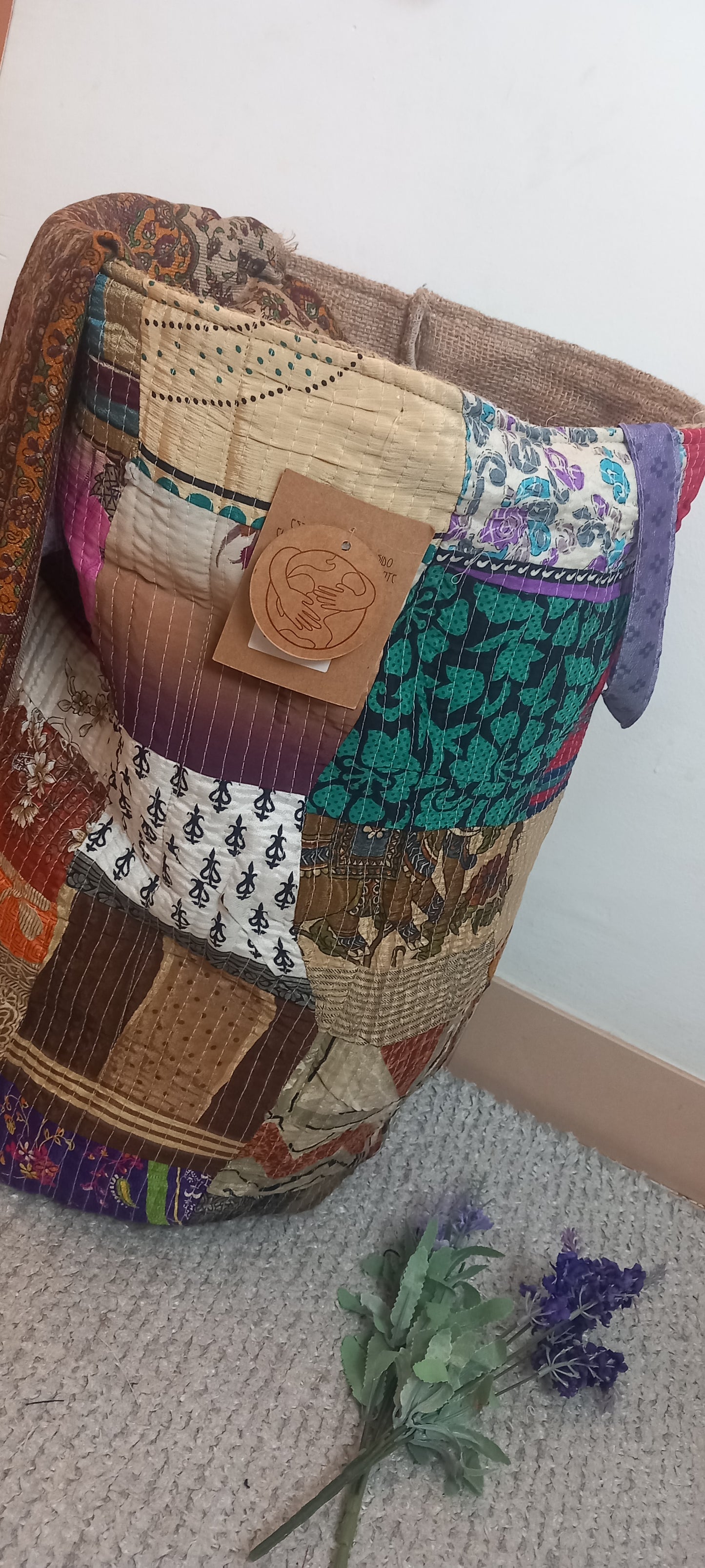 CESTO MULTIFUNCIÓN PATCHWORK ARTESANÍA INDIA COMBINADA DE YUTE Y SAREE.MODELO DIWALI.ENVÍO GRATIS SIN PEDIDO MÍNIMO.