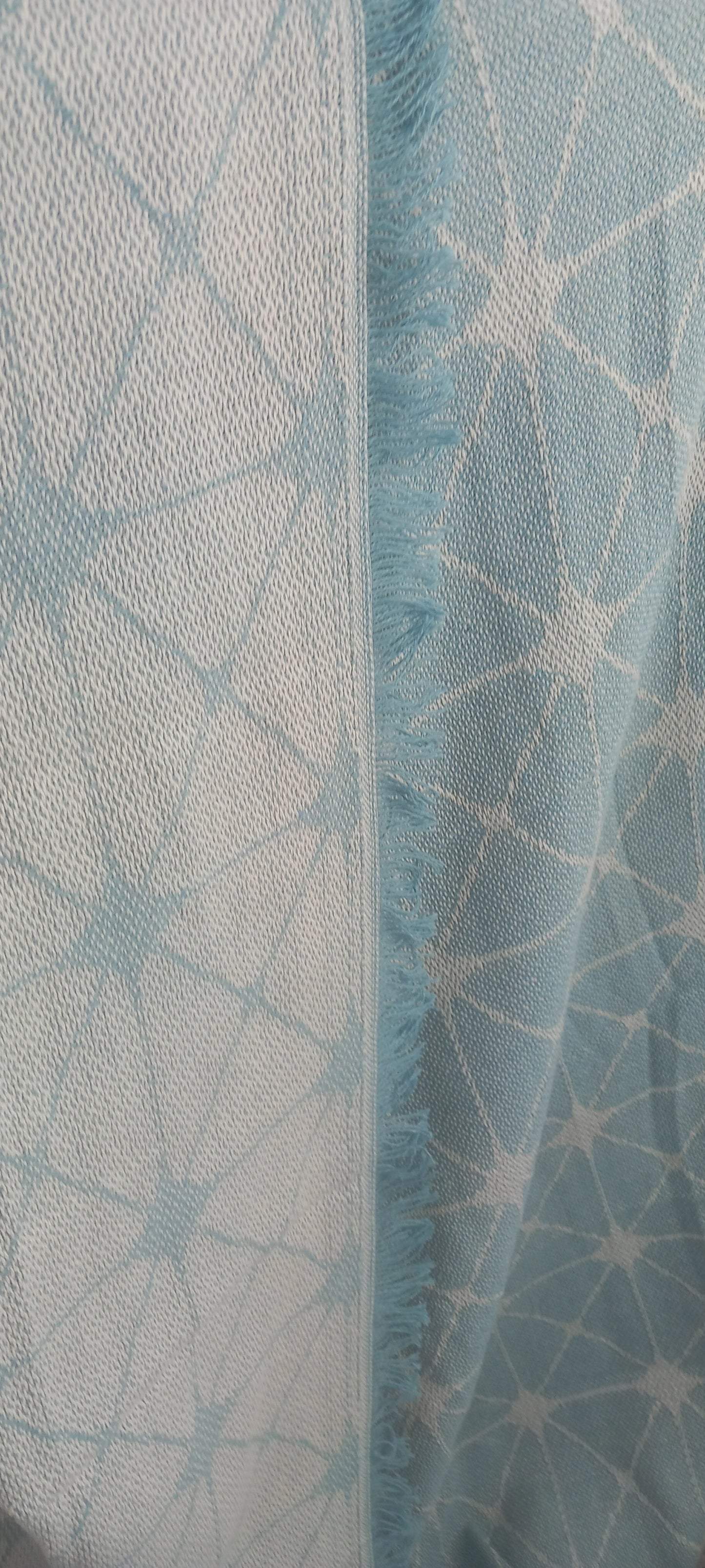 JARAPA COLCHA MULTIUSOS DE ALGODÓN CON FLECOS.Es un multiusos mágico reversible porque se puede poner por el lado que se desee por un lado tiene fondo agua marina con destellos crudos y por la otra cara tiene fondo crudo y destellos agua marina.

170 X 270CM

&nbsp;COLOR AGUA MARINA Y COLOR CRUDO. MODELO RÚSTICO.

COMPOSICIÓN:

80%ALGODÓN RECICLADO Y 20% POLIÉSTER

ENVÍO GRATIS.