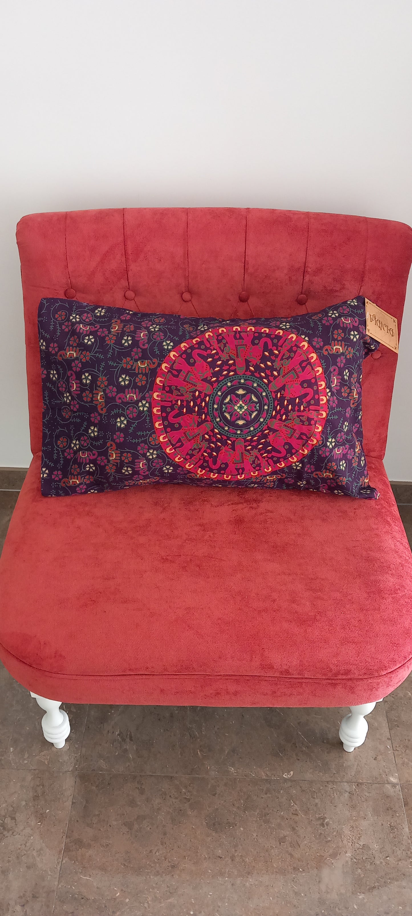 FUNDA DE COJÍN Y/O ALMOHADA DE LOS ELEFANTES DE LA PROSPERIDAD SOBRE FONDO OSCURO EN MORADO.ENVÍO GRATIS.