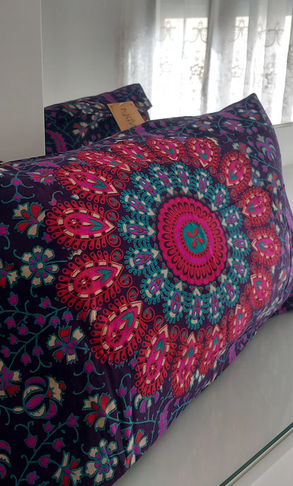 FUNDA DE COJÍN Y/O ALMOHADA DE LA PROSPERIDAD SOBRE FONDO OSCURO MORADO.ENVÍO GRATIS.