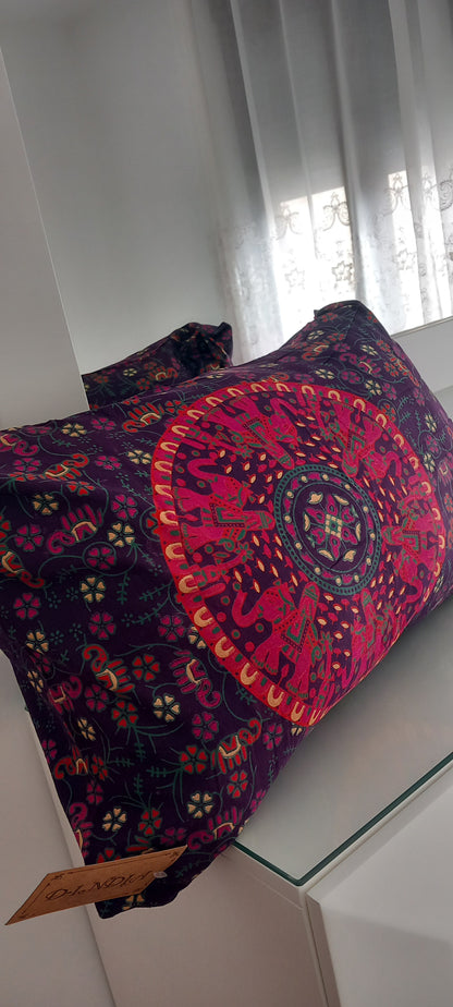 FUNDA DE COJÍN Y/O ALMOHADA DE LOS ELEFANTES DE LA PROSPERIDAD SOBRE FONDO OSCURO EN MORADO.ENVÍO GRATIS.