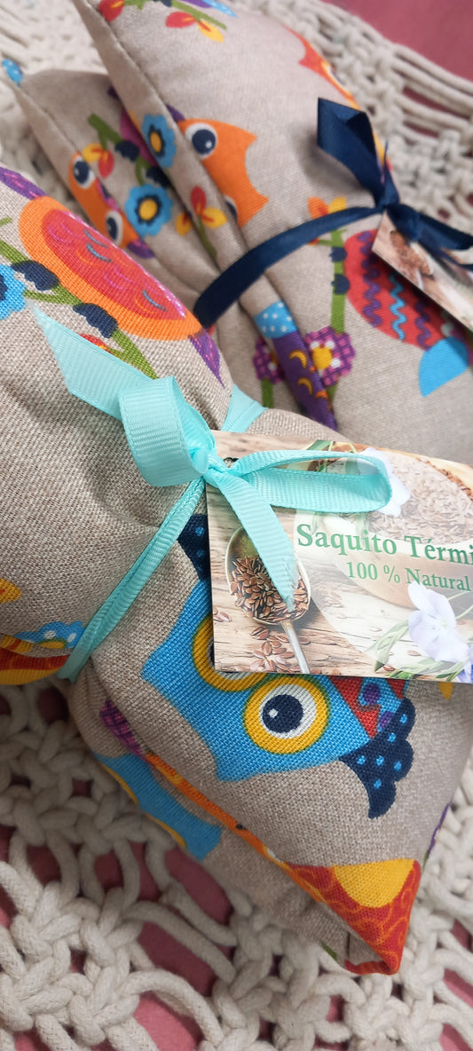 Saco térmico terapeútico de búhos en colores sobre fondo de grises.