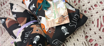 Saco de estilizados gatos en tonos marrones sobre negro.Envío gratis.