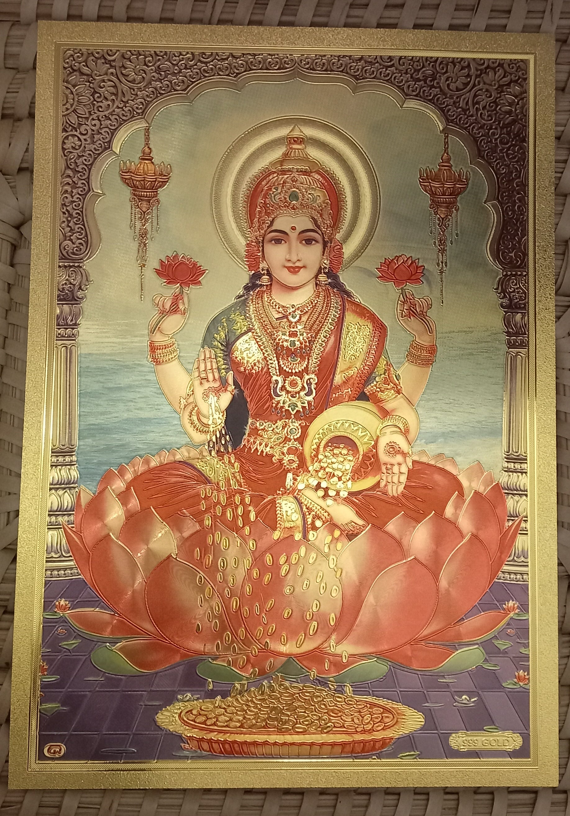 LÁMINA DE LA FORTUNA,LA BELLEZA Y LA ABUNDANCIA 30X20.SEMI-RÍGIDA CON FONDO DORADO FUERZA SIMBÓLICA HINDÚ Y UN ACABADO VISUAL IMPACTANTE.