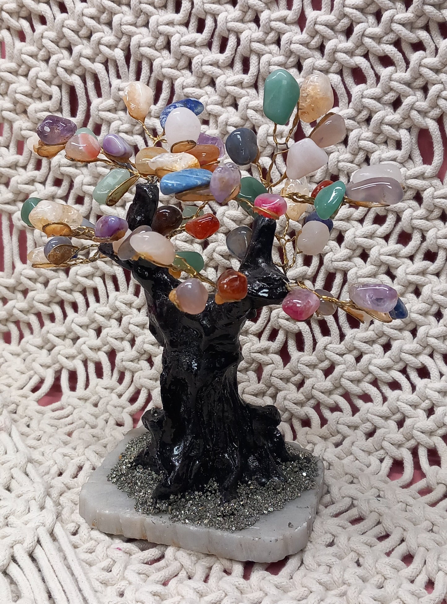 Este árbol de la felicidad con minerales incrustados es una pieza decorativa única, capaz de transformar cualquier espacio con su magnetismo y belleza artesanal.El Feng Shui es un antiguo sistema chino que busca armonizar la energía en los espacios para promover la salud, la prosperidad y el bienestar. La idea detrás del Feng Shui es que la disposición y decoración de un espacio pueden influir en la energía que fluye en él, conocida como "chi". Aunque tradicionalmente el Feng Shui se aplica a espacios inter