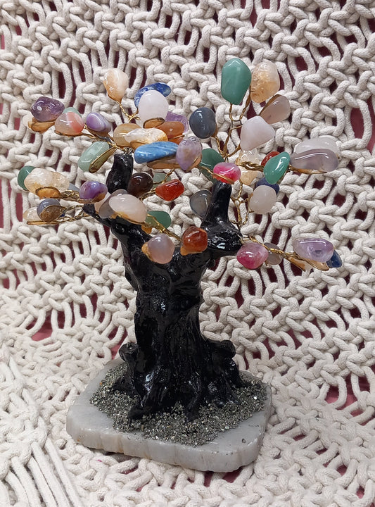 Este árbol de la felicidad con minerales incrustados es una pieza decorativa única, capaz de transformar cualquier espacio con su magnetismo y belleza artesanal.El Feng Shui es un antiguo sistema chino que busca armonizar la energía en los espacios para promover la salud, la prosperidad y el bienestar. La idea detrás del Feng Shui es que la disposición y decoración de un espacio pueden influir en la energía que fluye en él, conocida como "chi". Aunque tradicionalmente el Feng Shui se aplica a espacios inter