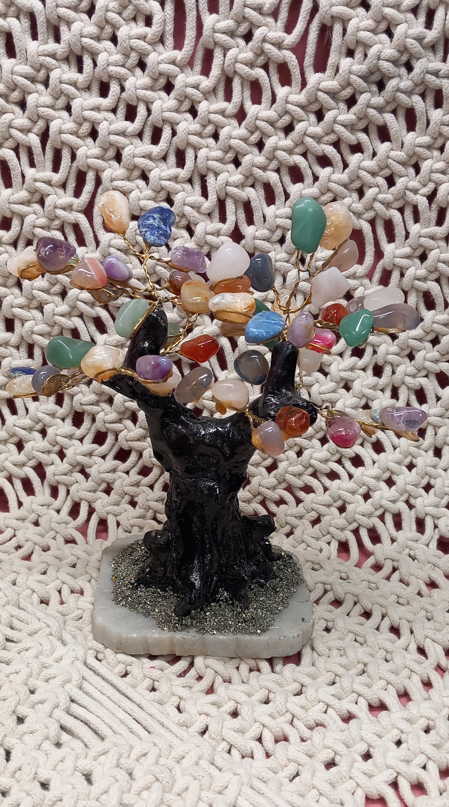 ÁRBOL DE LA FELICIDAD CON MINERALES INCRUSTRADOS ES UNA PIEZA DECORATIVA ÚNICA, capaz de transformar cualquier espacio con su magnetismo y belleza artesanal Feng Shui,envío gratis sin pedido mínimo.