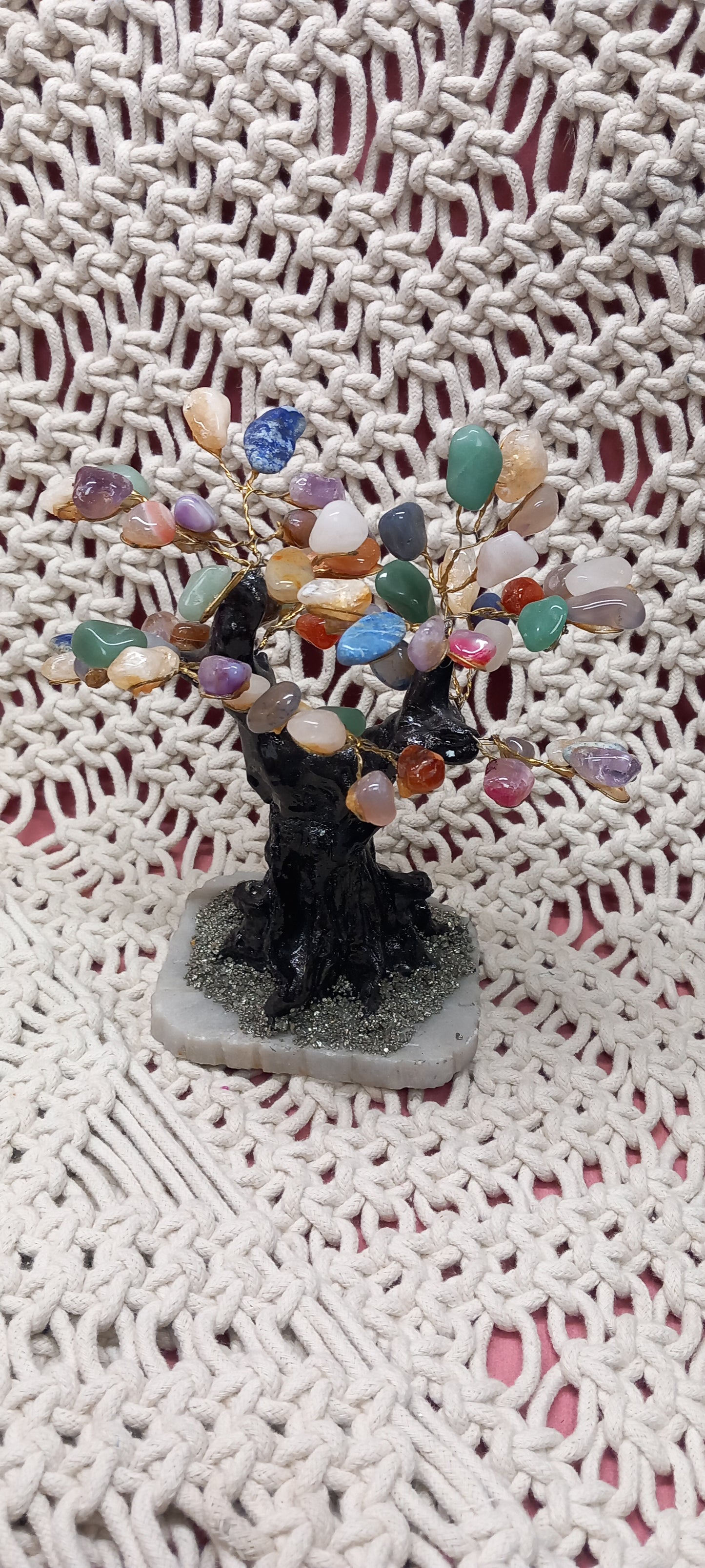 ÁRBOL DE LA FELICIDAD CON MINERALES INCRUSTRADOS ES UNA PIEZA DECORATIVA ÚNICA, capaz de transformar cualquier espacio con su magnetismo y belleza artesanal Feng Shui,envío gratis sin pedido mínimo.