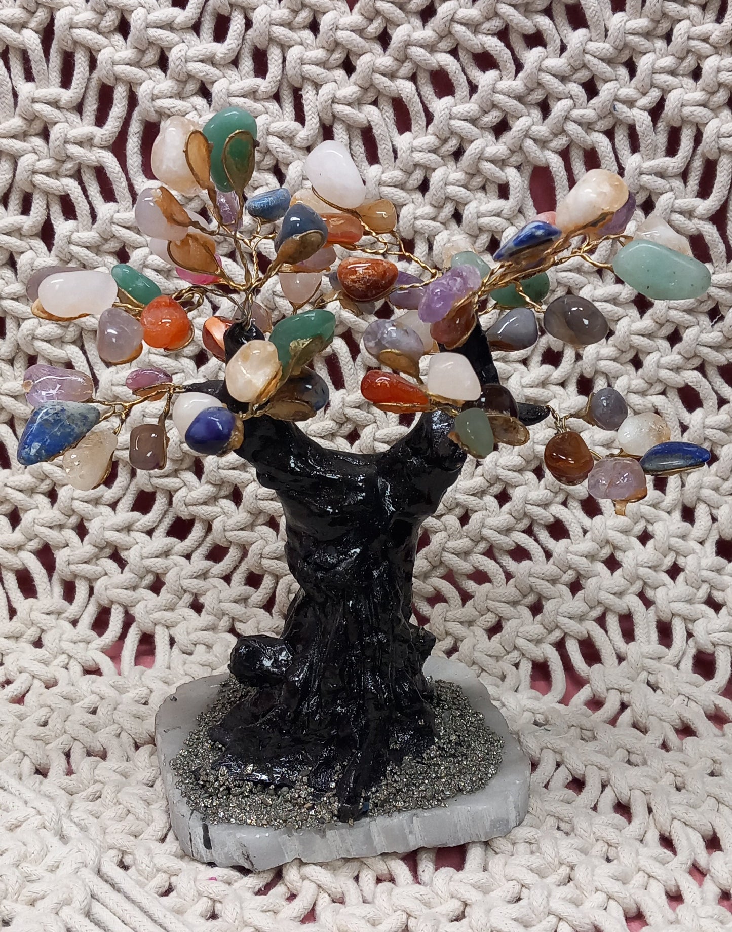 ÁRBOL DE LA FELICIDAD CON MINERALES INCRUSTRADOS ES UNA PIEZA DECORATIVA ÚNICA, capaz de transformar cualquier espacio con su magnetismo y belleza artesanal Feng Shui,envío gratis sin pedido mínimo.