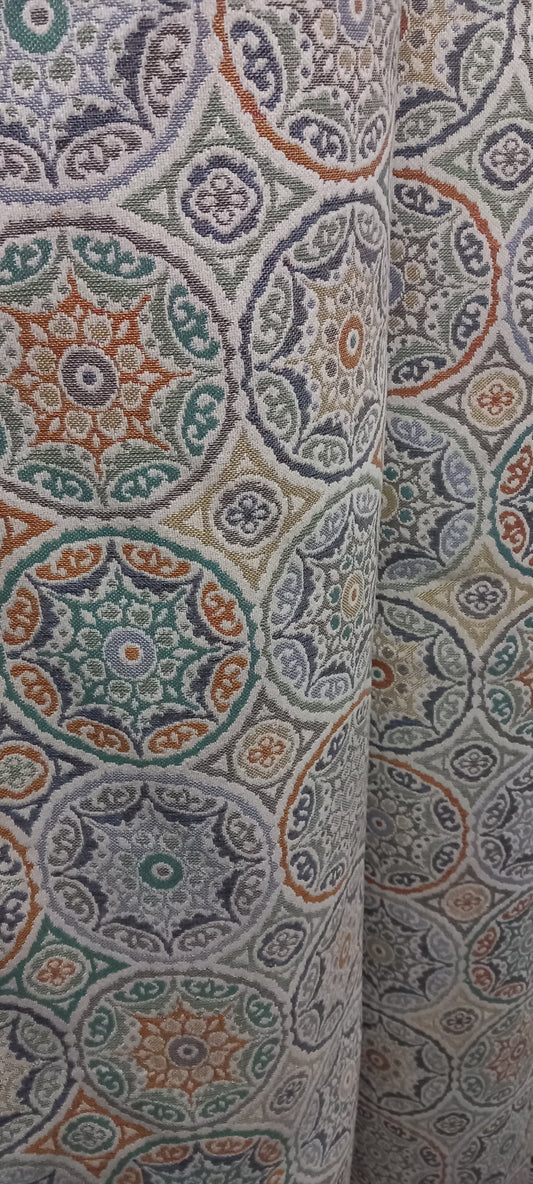 Sumérgete en la exclusividad de nuestras telas de algodón gobelino, un tesoro textil lleno de historia y tradición. Estas piezas ofrecen estampados únicos con toques delicados, perfectos para crear prendas, ambientes, cortinas, personalizar diseños o aportar un aire étnico a la decoración del hogar. Su textura algodonada y su origen artesanal las convierten en una opción ideal para quienes buscan diferenciarse con materiales auténticos y llenos de alma.

Características:
- Ancho de la tela: 280 cm
- Materia