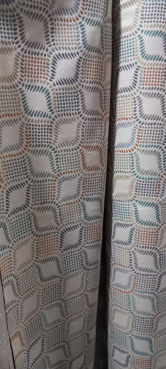 Sumérgete en la exclusividad de nuestras telas de algodón gobelino, un tesoro textil lleno de historia y tradición. Estas piezas ofrecen estampados únicos con toques delicados, perfectos para crear prendas, ambientes, cortinas, personalizar diseños o aportar un aire étnico a la decoración del hogar. Su textura algodonada y su origen artesanal las convierten en una opción ideal para quienes buscan diferenciarse con materiales auténticos y llenos de alma.

Características:
- Ancho de la tela: 280 cm
- Materia