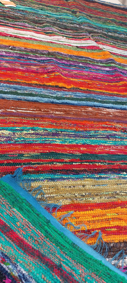 Una explosión de color, textura y tradición en una sola pieza. La jarapa multicolor de 100x200 cm está elaborada artesanalmente con retales de algodón tratados con tintes naturales, lo que da como resultado una alfombra única, vibrante y cargada de carácter. Su diseño mezcla tonos de forma armónica, creando un efecto visual atractivo y cálido. Además de usarse como alfombra, es perfecto como tapiz de pared, cubrecama o para renovar el estilo de muebles y sofás.