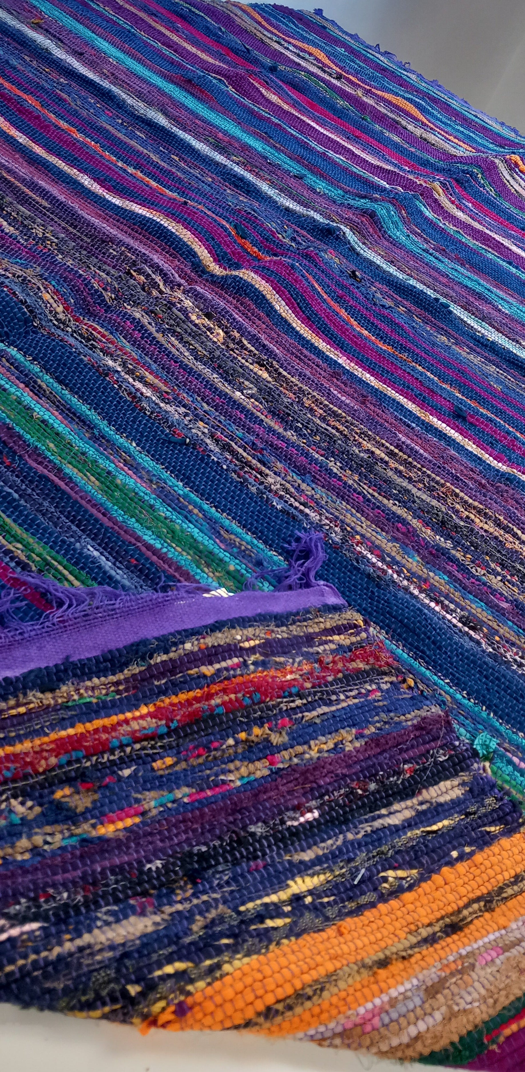 Una explosión de color, textura y tradición en una sola pieza. La jarapa multicolor de 100x200 cm está elaborada artesanalmente con retales de algodón tratados con tintes naturales, lo que da como resultado una alfombra única, vibrante y cargada de carácter. Su diseño mezcla tonos de forma armónica, creando un efecto visual atractivo y cálido. Además de usarse como alfombra, es perfecto como tapiz de pared, cubrecama o para renovar el estilo de muebles y sofás.