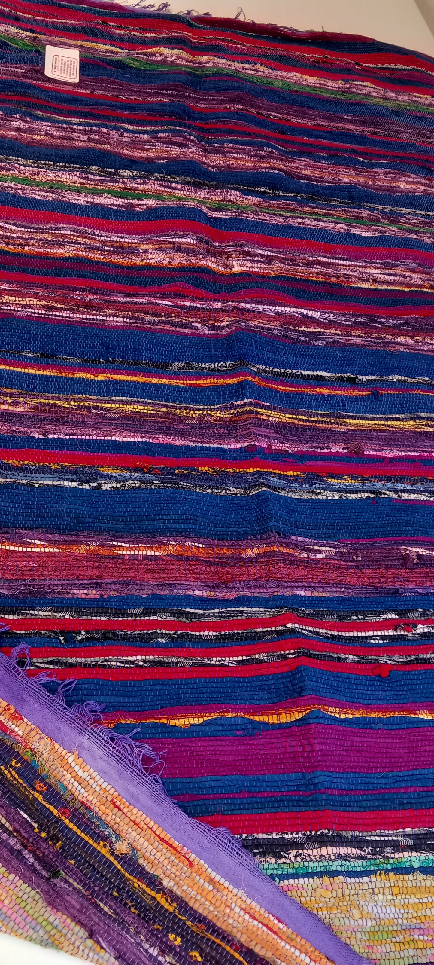 Una explosión de color, textura y tradición en una sola pieza. La jarapa multicolor de 100x200 cm está elaborada artesanalmente con retales de algodón tratados con tintes naturales, lo que da como resultado una alfombra única, vibrante y cargada de carácter. Su diseño mezcla tonos de forma armónica, creando un efecto visual atractivo y cálido. Además de usarse como alfombra, es perfecto como tapiz de pared, cubrecama o para renovar el estilo de muebles y sofás.