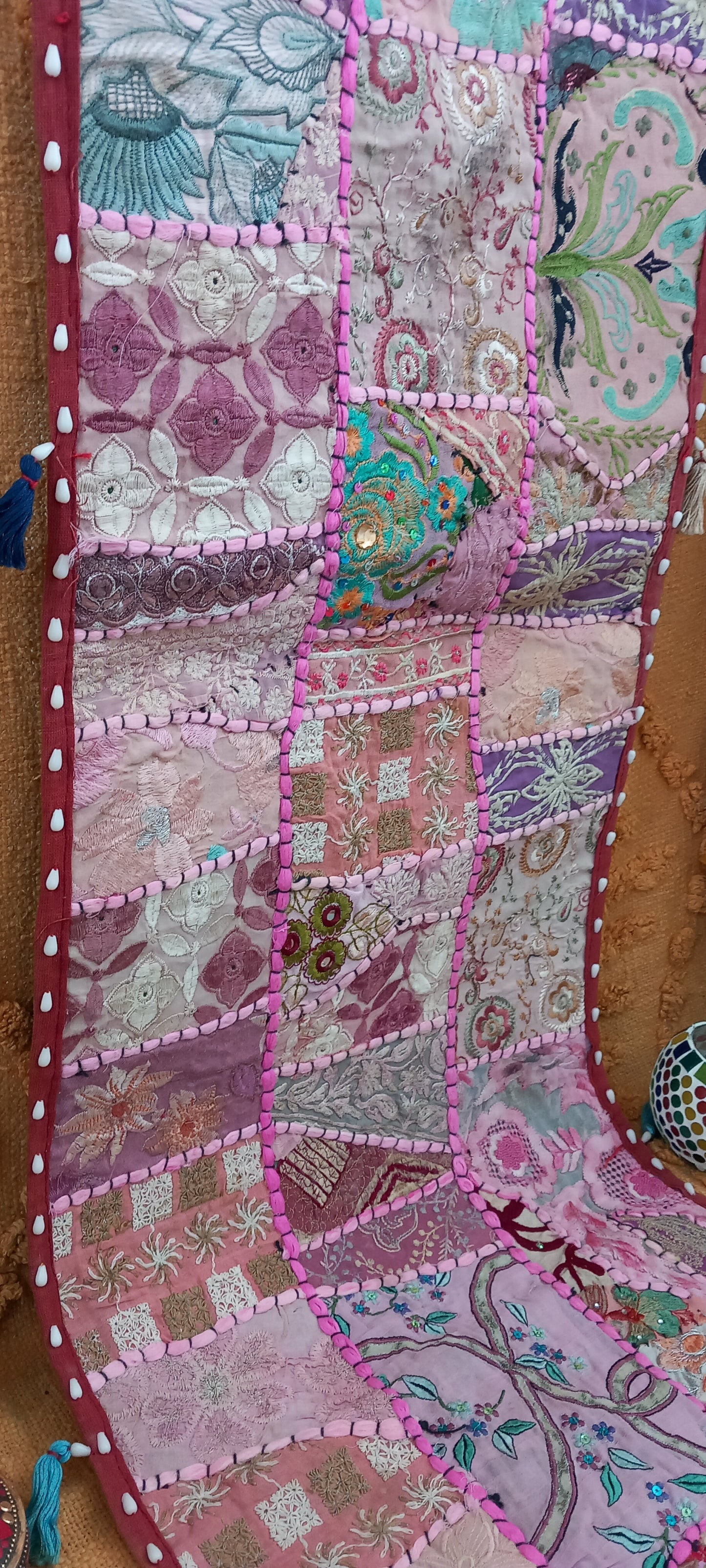 Una pieza original que transforma cualquier mesa en un punto focal lleno de personalidad. Este camino de mesa destaca por su estética boho y su potente valor decorativo, ideal para tiendas que apuestan por la diferenciación y la exclusividad en el hogar. Cada unidad es única y transmite artesanía auténtica, perfecta para enamorar al cliente final que busca piezas con alma. Un producto con alto impacto visual que eleva tu selección y refuerza tu propuesta como ambiente y espacio con artículos especiales y de