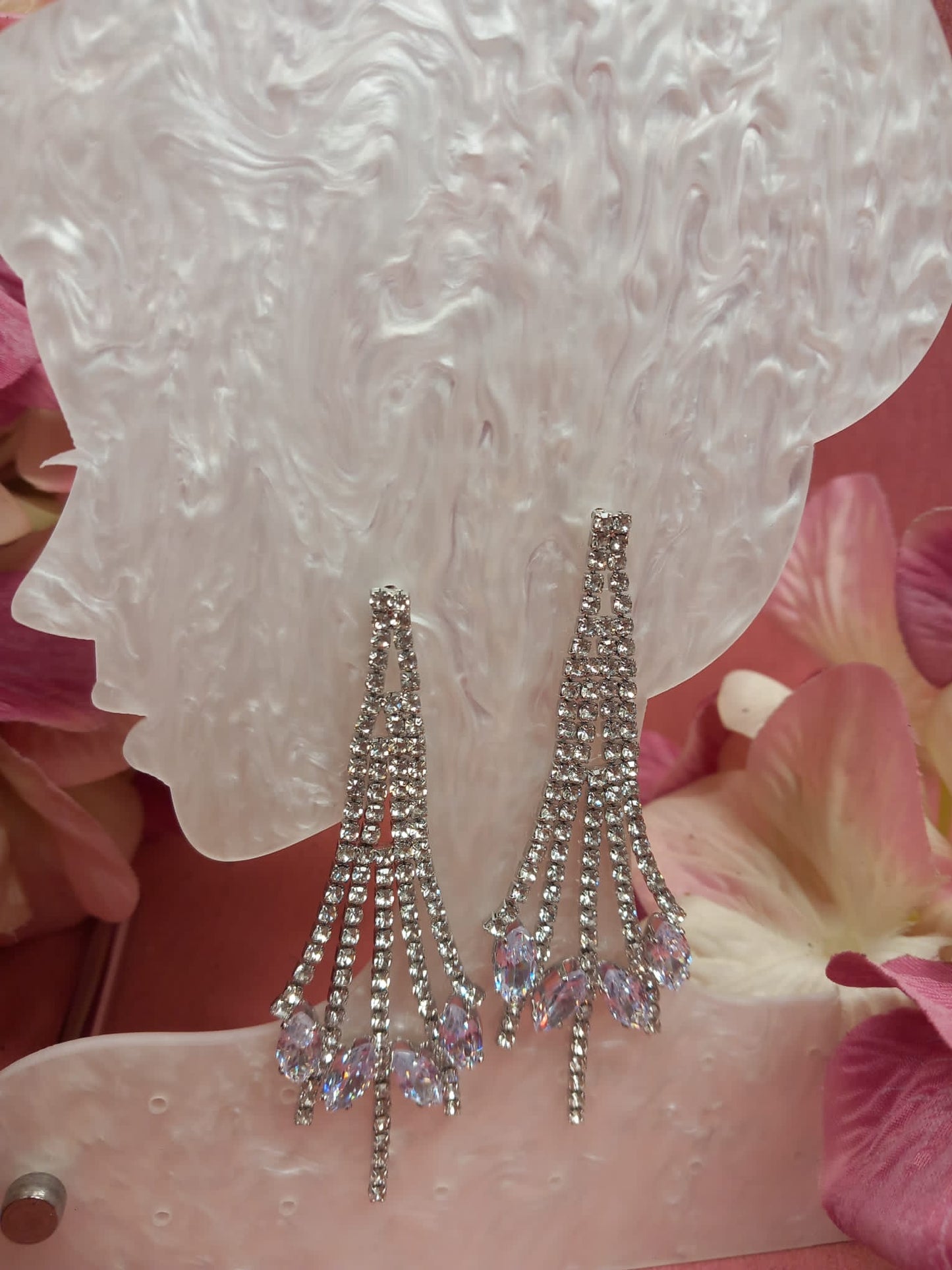 Boucles d'oreilles en forme de larme à paillettes argentées et multi-pierres brillantes