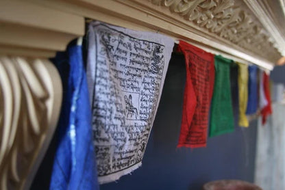 PAQUETE CON 4 ROLLOS DE BANDERAS CON 10 BANDERINES MANTRA BUDISTA CADA UNO HECHA EN NEPAL A MANO.ENVÍO GRATIS SIN PEDIDO MÍNIMO.