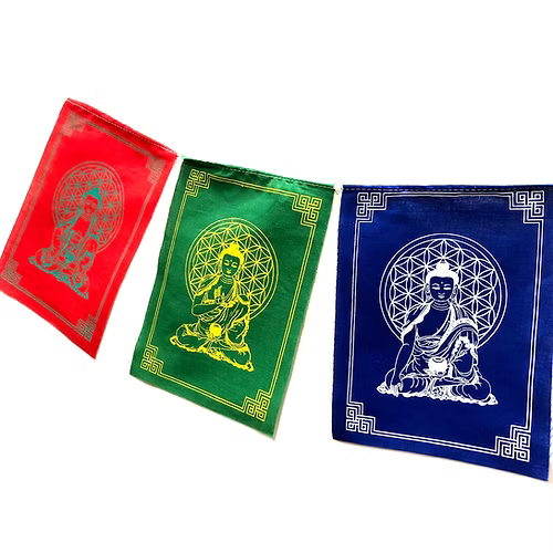 Estas banderas de oración con Buda,geometría sagrada y flor de la vida detrás; son una explosión de energía, color y geometría sagrada. Hechas en algodón, Con una longitud aproximada de 1.85 metros, aportan un toque espiritual y armonioso a cualquier rincón. Colócala en un punto alto y de forma descendente, y preferiblemente en exterior.Son las portadoras de las esperanzas y anhelos más puros de la comunidad budista y sus cinco distintos colores representa los cinco elementos del budismo: azul el cielo; bla