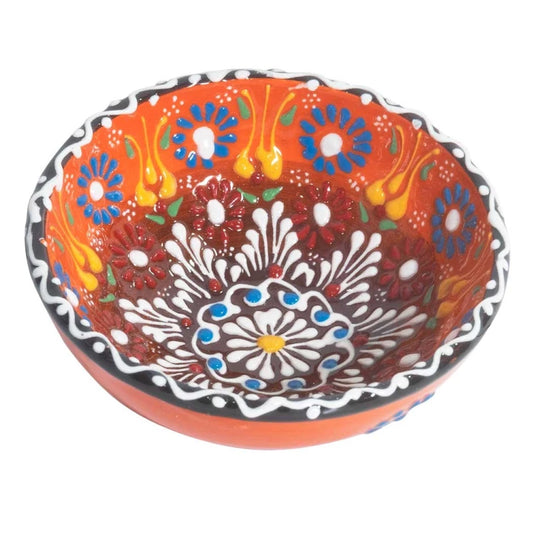 BOWL DE TERRACOTA ARTESANÍA INDIA.

El Bowl de terracota es más que un simple accesorio; es una obra de arte que transforma cualquier mesa en un espacio acogedor y lleno de estilo. Cada bowl es hecho y pintado a mano, lo que garantiza que cada pieza es única y refleja la dedicación del artesano. Esta singularidad no solo realza la estética del producto, sino que también añade un toque personal y especial a tus momentos de compartir con amigos y familia.

Características destacadas:

Medidas: Diametro: 12,5 