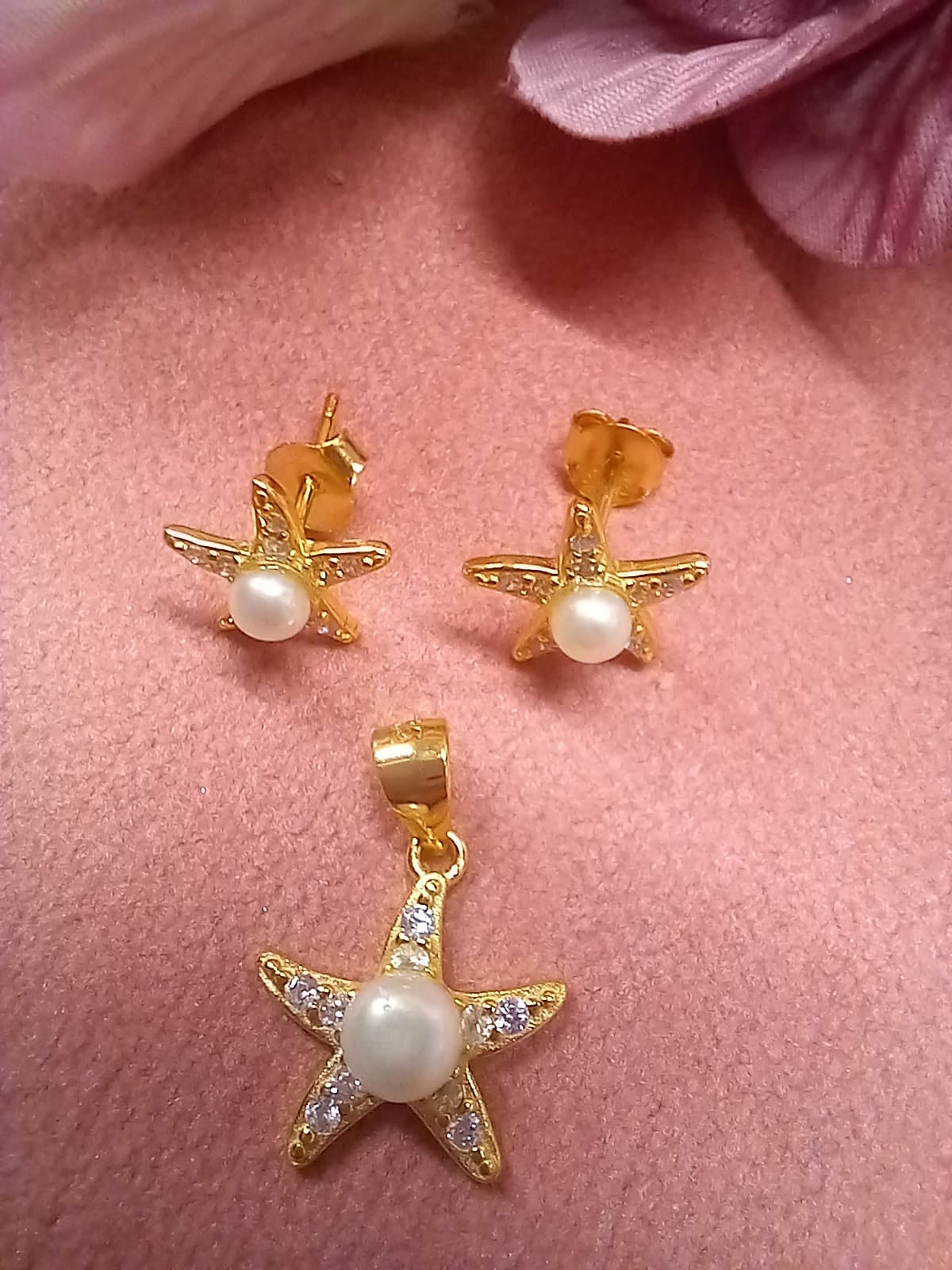 Set in Sterling Silver GOLD PLATED with zircons and cultured Pearl.