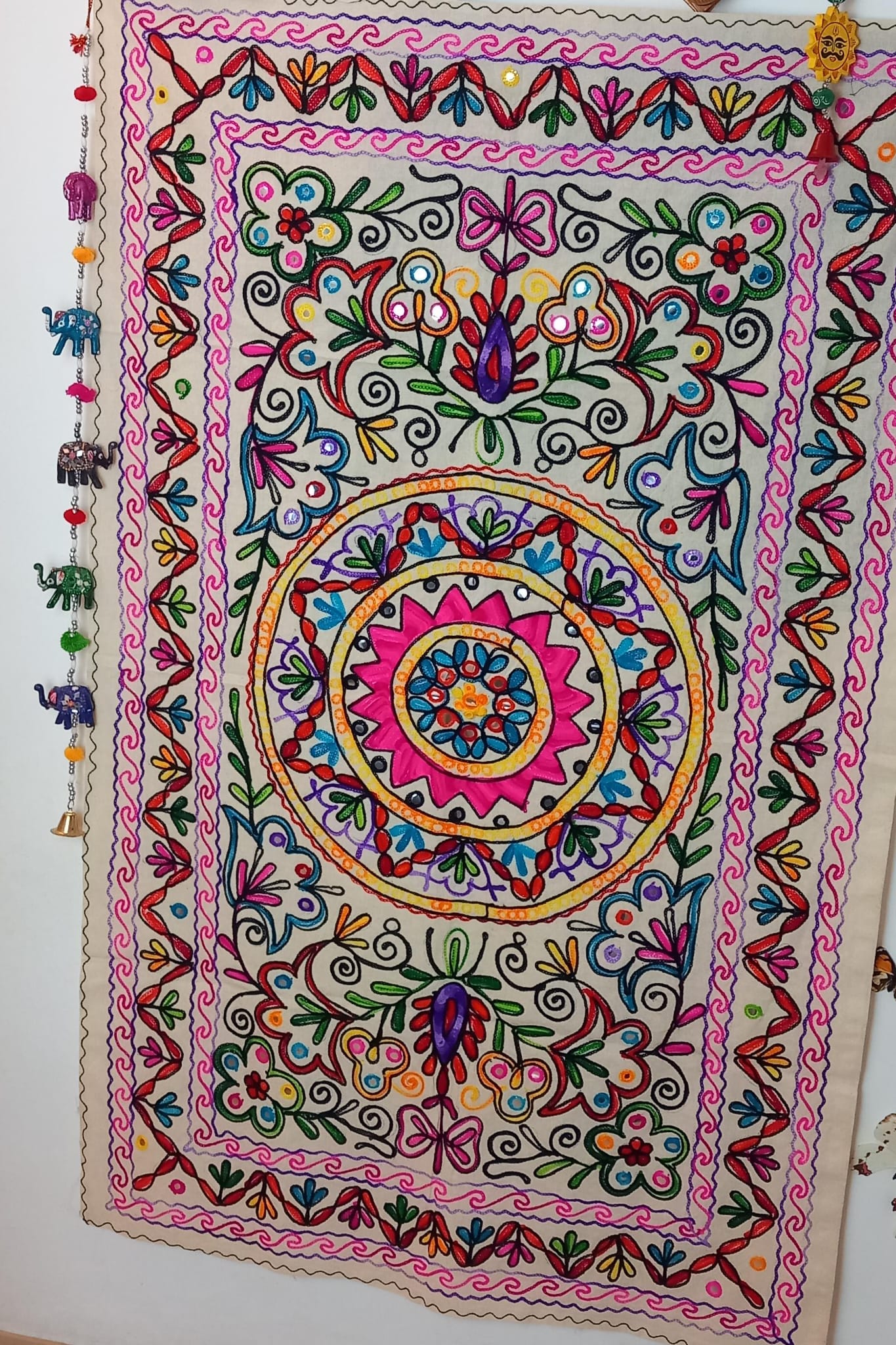 Tapiz Gora Mandala 75x120 bordado,una joya textil con alma bohemía hecha en India.Envío gratis sin pedido sin pedido mínimo.
