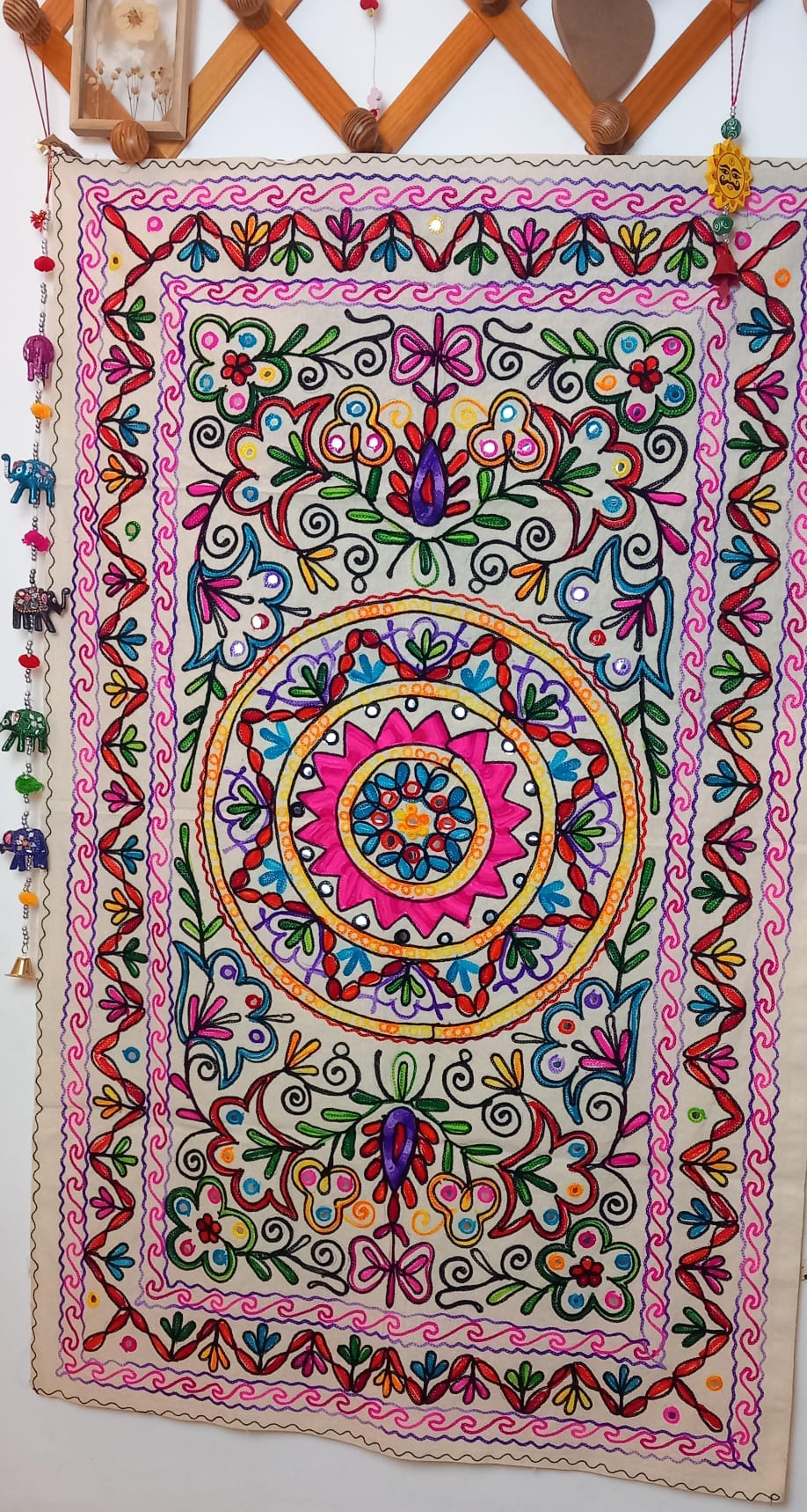 Tapiz Gora Mandala 75x120 bordado,una joya textil con alma bohemía hecha en India.Envío gratis sin pedido sin pedido mínimo.