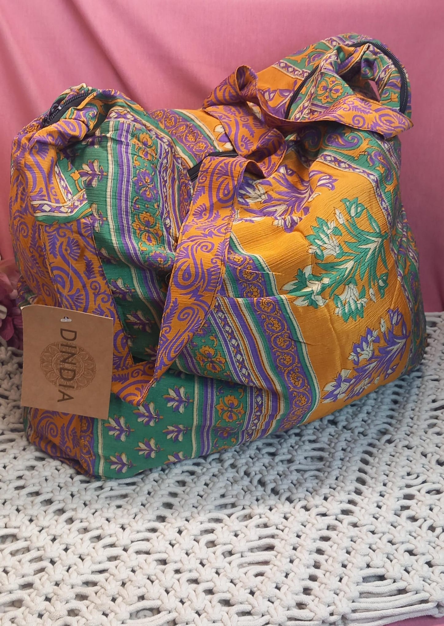 Bolso elaborado en tejido indio y con estampados étnicos, en colores mágicos.Modelo Moksha.ENVÍO GRATIS SIN PEDIDO MÍNIMO.