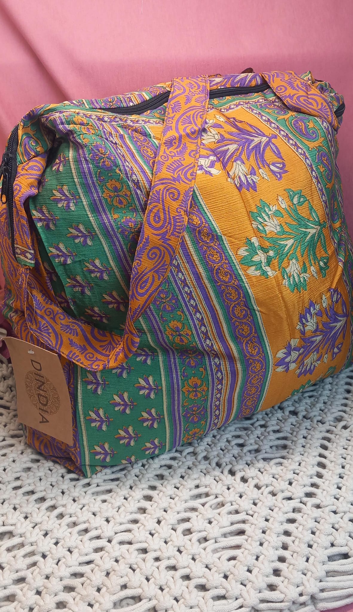 Bolso elaborado en tejido indio y con estampados étnicos, en colores mágicos.Modelo Moksha.ENVÍO GRATIS SIN PEDIDO MÍNIMO.