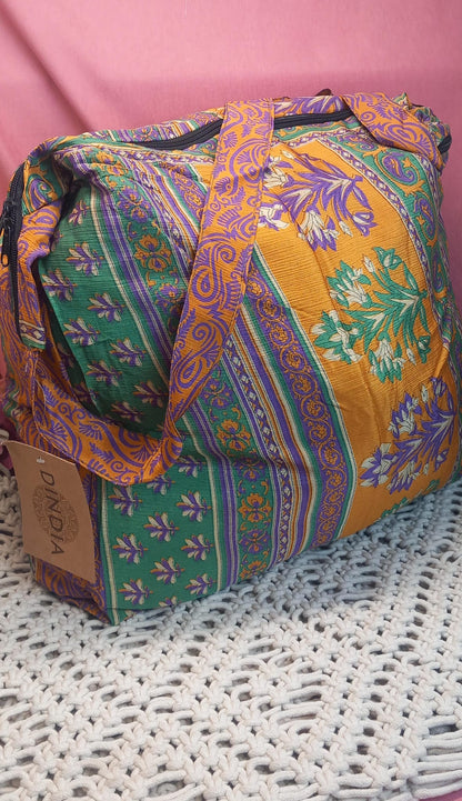 Bolso elaborado en tejido indio y con estampados étnicos, en colores mágicos.Modelo Moksha.ENVÍO GRATIS SIN PEDIDO MÍNIMO.