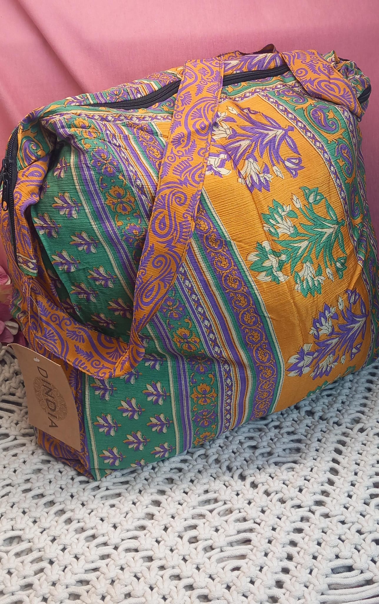 Bolso elaborado en tejido indio y con estampados étnicos, en colores mágicos.Modelo Moksha.ENVÍO GRATIS SIN PEDIDO MÍNIMO.