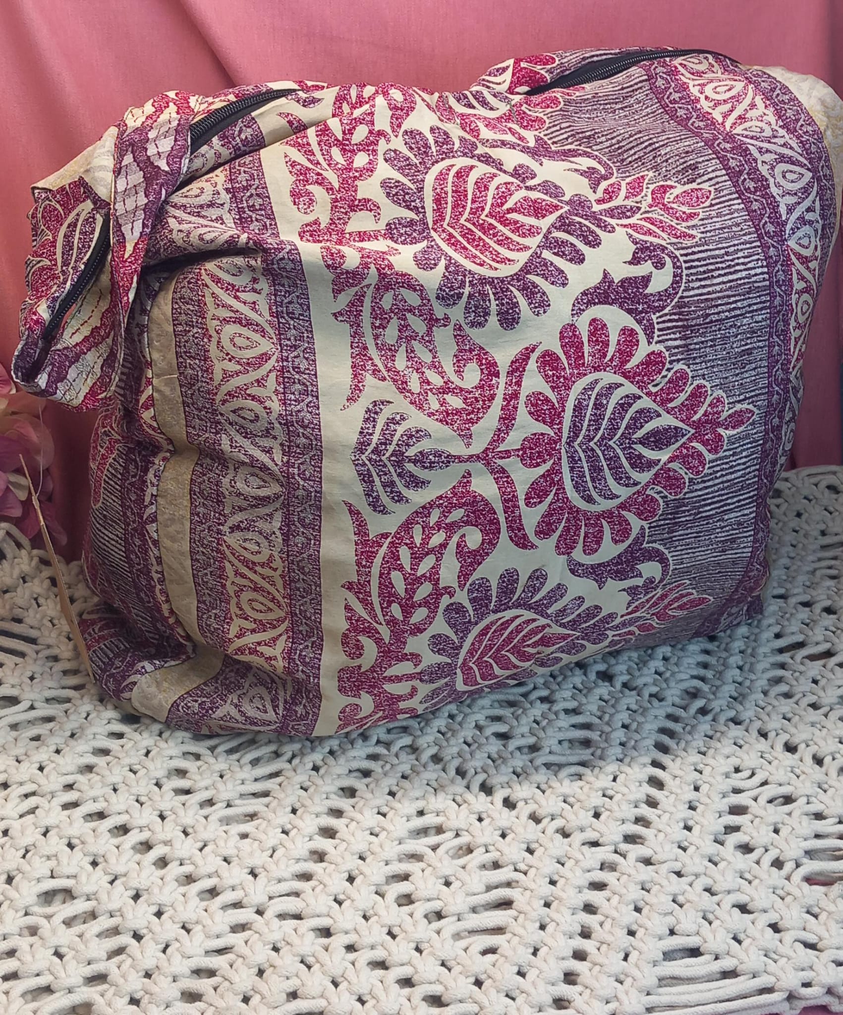 Bolso elaborado en tejido indio y con estampados étnicos, en colores mágicos.Modelo Om om.Envío gratis y 100%artesanía India.