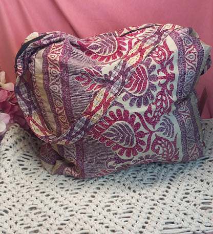 Bolso elaborado en tejido indio y con estampados étnicos, en colores mágicos.Modelo Om om.Envío gratis y 100%artesanía India.