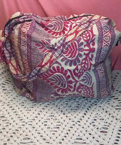 Bolso elaborado en tejido indio y con estampados étnicos, en colores mágicos.Modelo Om om.Envío gratis y 100%artesanía India.