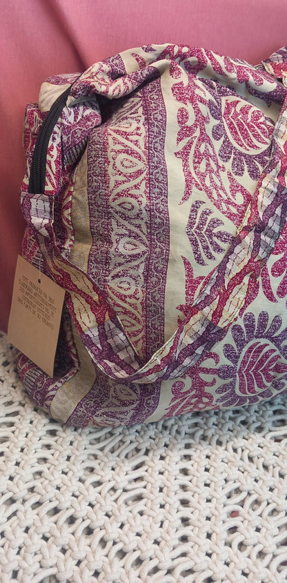 Bolso elaborado en tejido indio y con estampados étnicos, en colores mágicos.Modelo Om om.Envío gratis y 100%artesanía India.