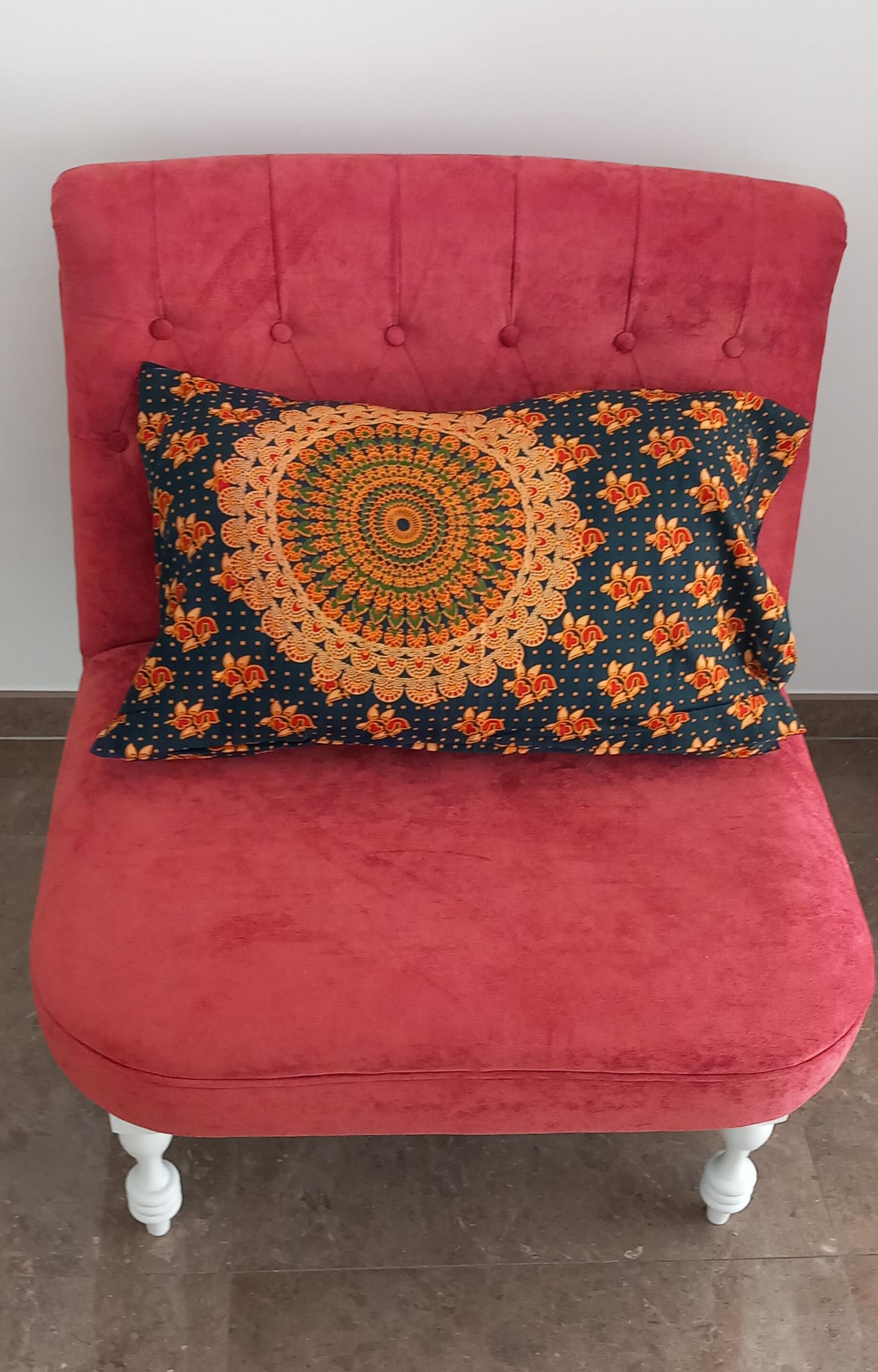 FUNDA DE COJÍN Y/O ALMOHADA. Una pieza textil que llena de vida cualquier rincón. La funda de cojín/almohada estampada (40x65 cm) está elaborada artesanalmente en algodón, con estampados coloridos y dibujos que transmiten alegría y originalidad. Cada modelo es una pequeña obra de arte textil que aporta un toque fresco y diferente a la decoración. Ideal para complementar rincones especiales con un aire bohemio y artesanal.