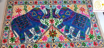 TAPIZ QUE ES UNA PIEZA ARTESANAL QUE TRANSMITE FUERZA Y BELLEZA EN CADA PUNTADA.90X130CM.