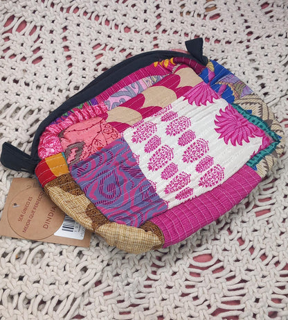 Un accesorio sofisticado y sostenible con un toque salvaje. Este neceser, confeccionado a partir de telas sedosas recicladas de antiguos sarees, es una pieza única que fusiona artesanía y exclusividad. Su diseño rectangular y su cierre de cremallera lo convierten en el complemento perfecto para organizar cosméticos, documentos o pequeños objetos con estilo. Disponible en tres tamaños y con estampados irrepetibles, cada pieza es una joya textil con historia.