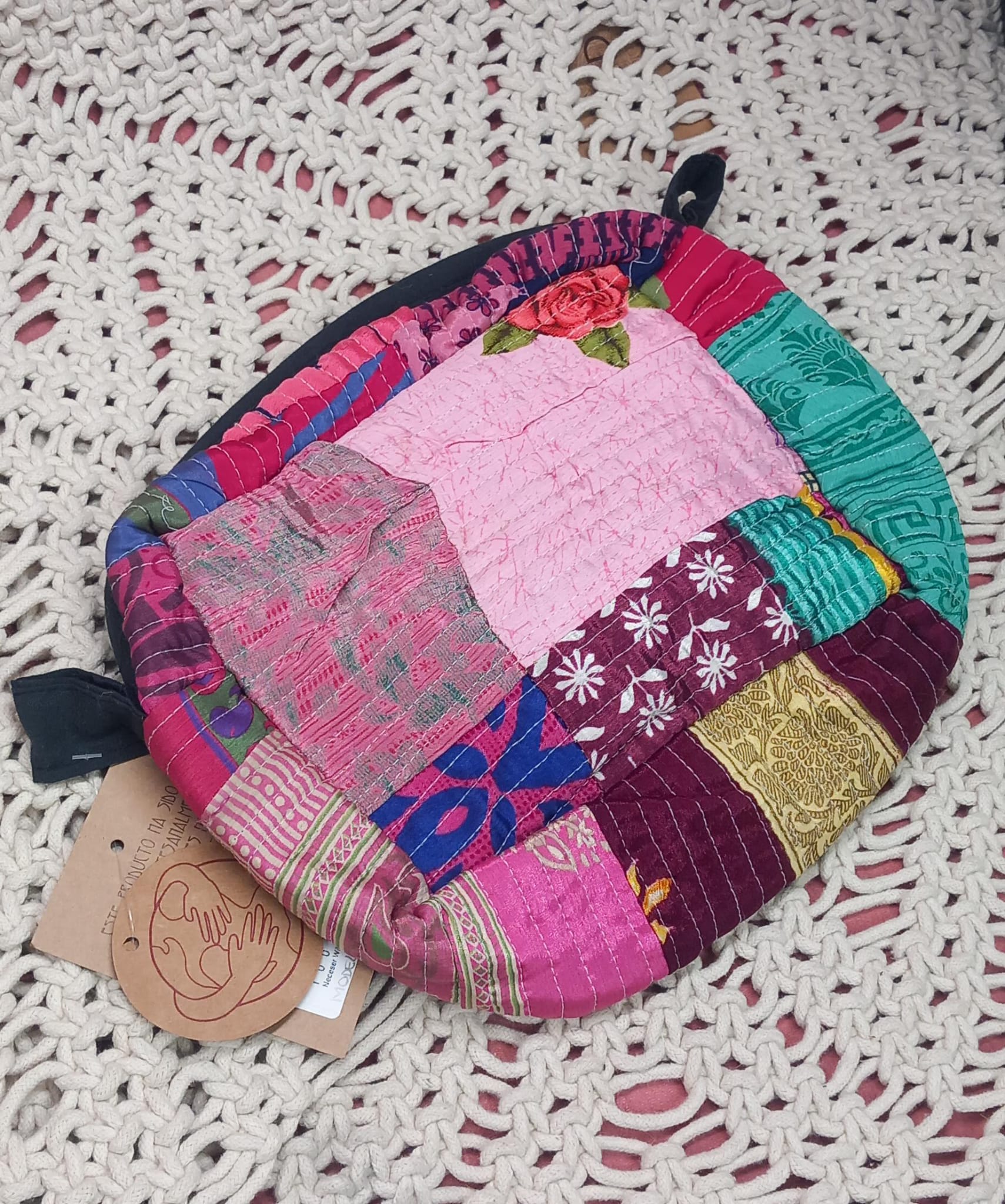 Un accesorio sofisticado y sostenible con un toque salvaje. Este neceser, confeccionado a partir de telas sedosas recicladas de antiguos sarees, es una pieza única que fusiona artesanía y exclusividad. Su diseño rectangular y su cierre de cremallera lo convierten en el complemento perfecto para organizar cosméticos, documentos o pequeños objetos con estilo. Disponible en tres tamaños y con estampados irrepetibles, cada pieza es una joya textil con historia.