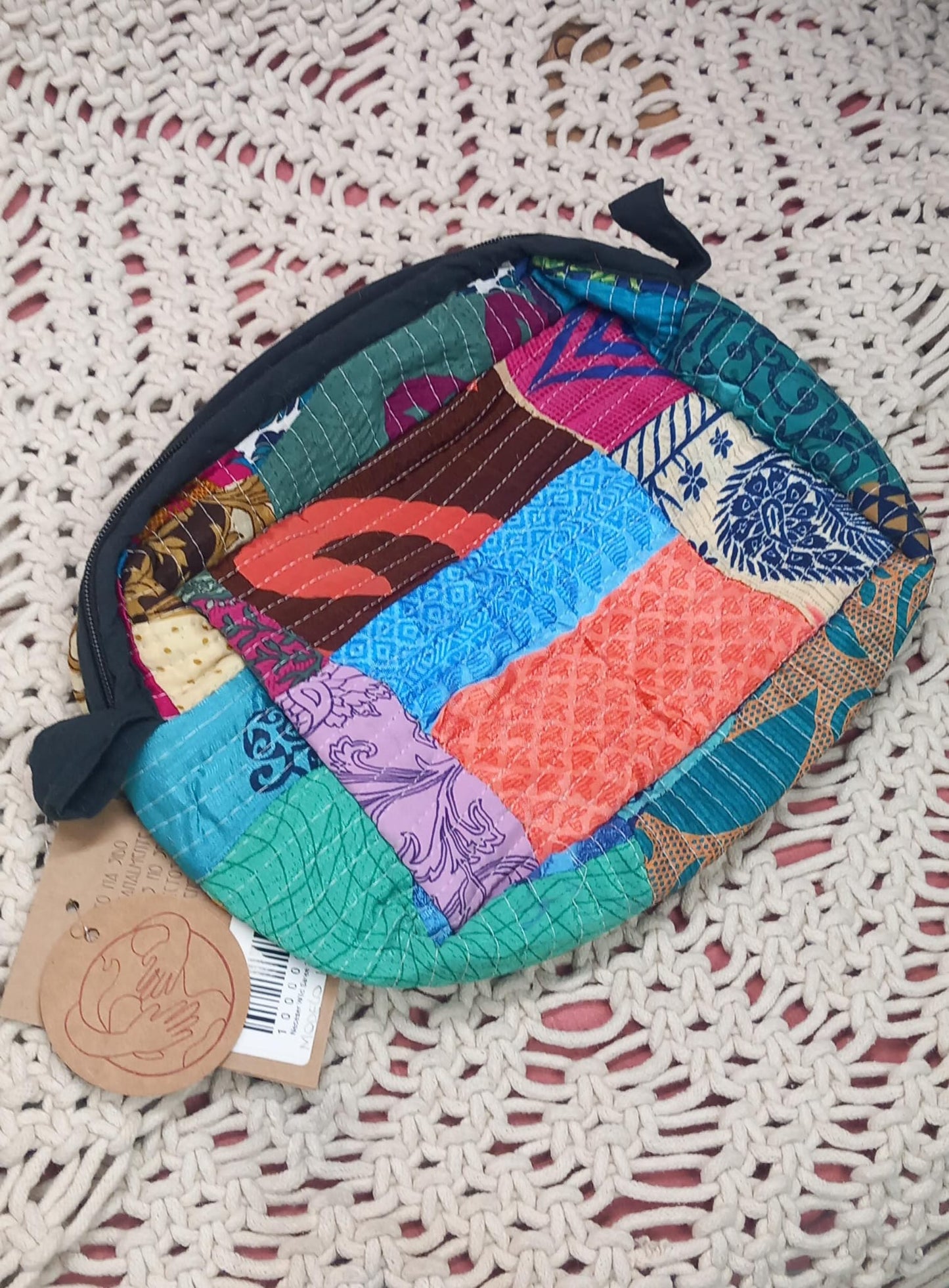 Un accesorio sofisticado y sostenible con un toque salvaje. Este neceser, confeccionado a partir de telas sedosas recicladas de antiguos sarees, es una pieza única que fusiona artesanía y exclusividad. Su diseño rectangular y su cierre de cremallera lo convierten en el complemento perfecto para organizar cosméticos, documentos o pequeños objetos con estilo. Disponible en tres tamaños y con estampados irrepetibles, cada pieza es una joya textil con historia.