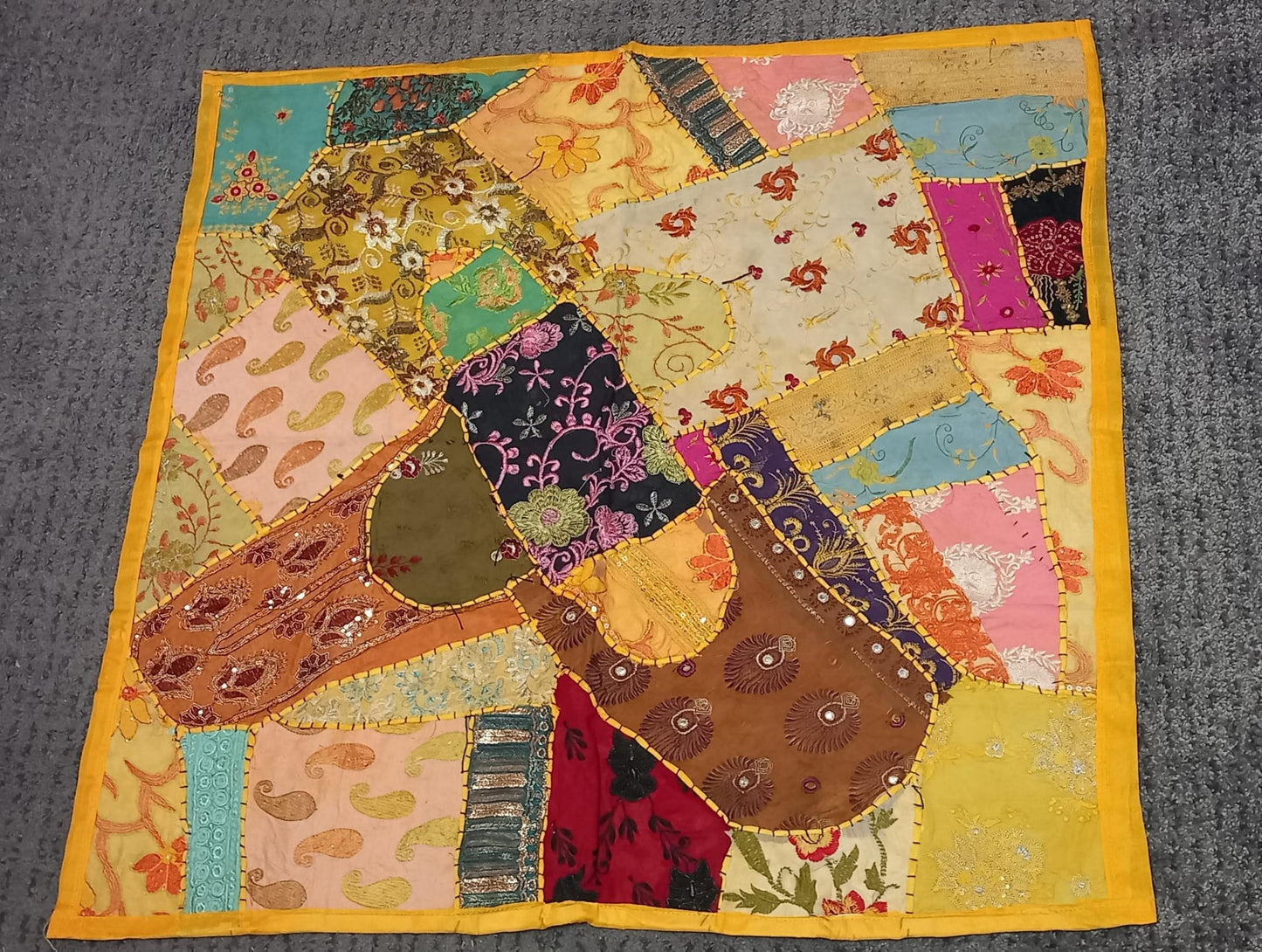 PATCHWORK TEXTIL EN TAPIZ 90X90 CONFECCIONADO ARTESANALMENTE EN INDIA.ENVÍO GRATIS SIN PEDIDO MÍNIMO.