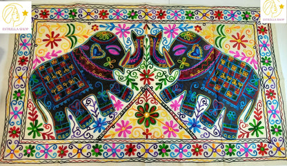 TAPIZ QUE ES UNA PIEZA ARTESANAL QUE TRANSMITE FUERZA Y BELLEZA EN CADA PUNTADA.90X130CM.ENVÍO GRATIS.