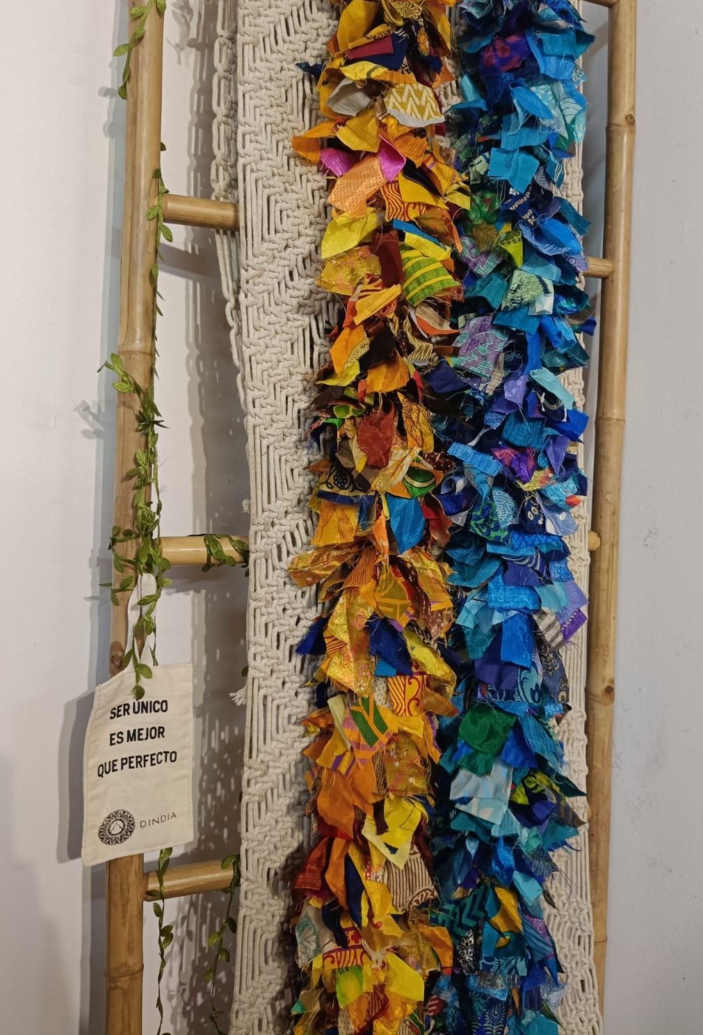 Guirnalda de 2 metros multicolor disponible en dos tonos. Es un modelo elaborado artesanalmente en India en patchwork.