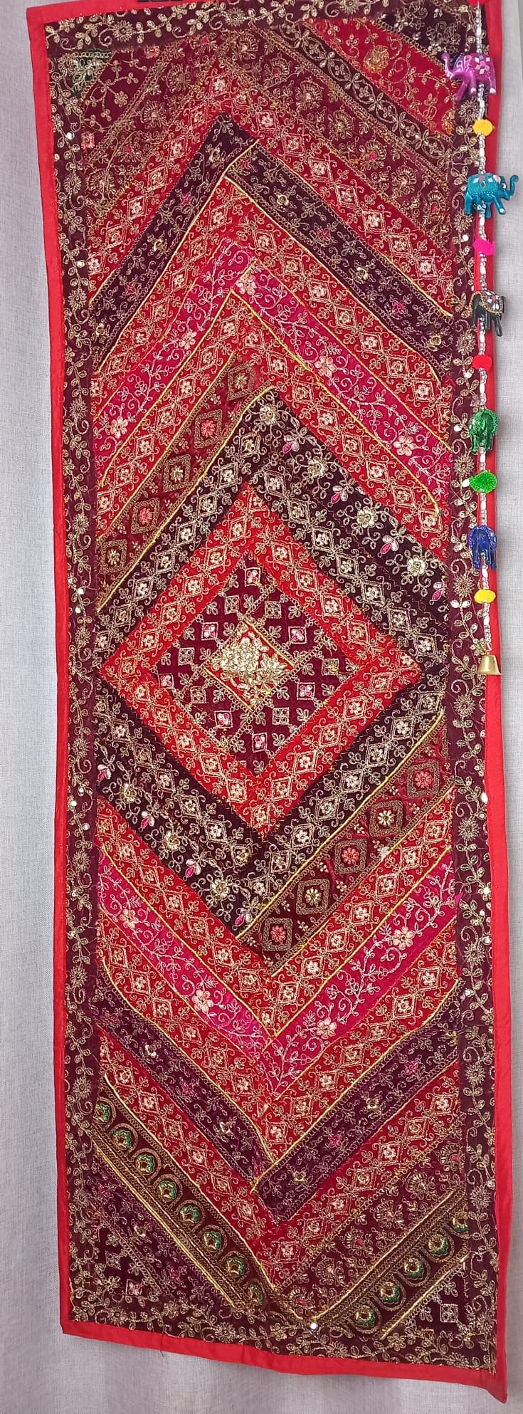 JOYA TEXTIL 150CMX50CM BORDADA ARTESANALMENTE EN INDIA CON AMOR. ENVÍO GRATIS SIN PEDIDO MÍNIMO.
