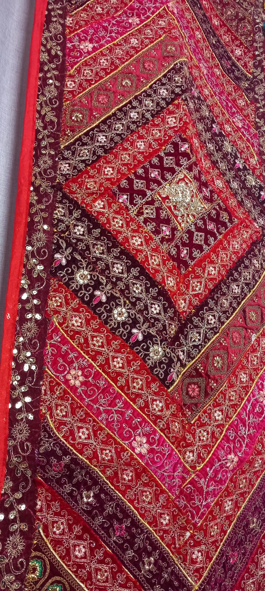 JOYA TEXTIL 150CMX50CM BORDADA ARTESANALMENTE EN INDIA CON AMOR. ENVÍO GRATIS SIN PEDIDO MÍNIMO.