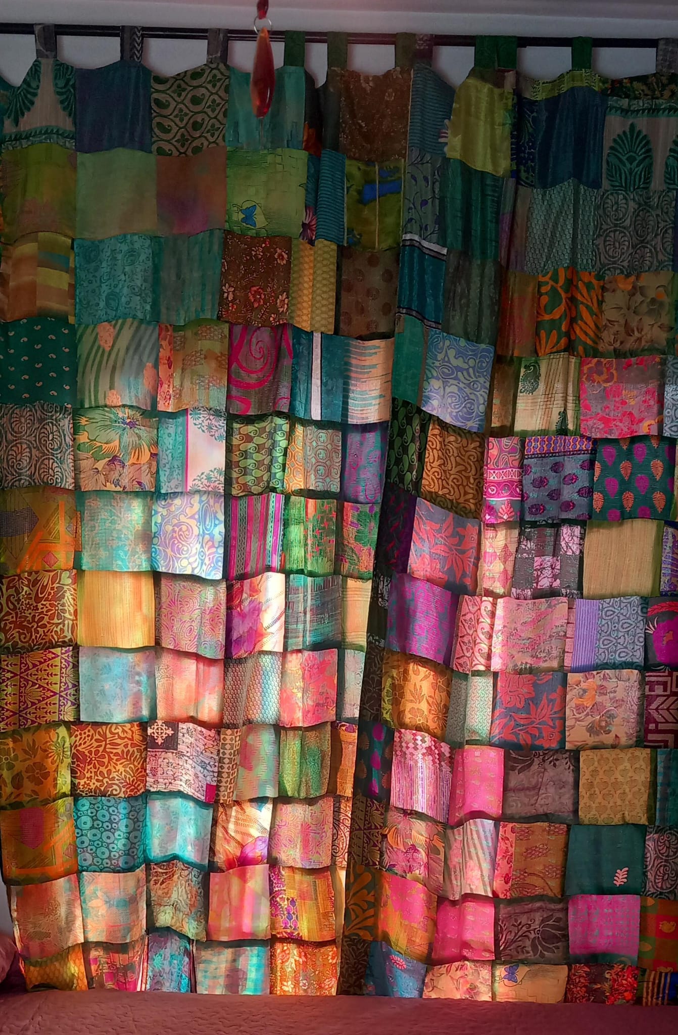 SET DE 2 CORTINAS PATCHWORK CONFECCIONADAS EN TELAS SEDOSAS MÁGICAS PORQUE SON REVERSIBLES CON SUS TRABILLAS.ENVIÓ GRATIS.