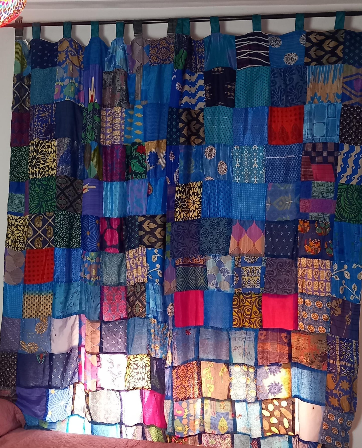 JUEGO DE 2 CORTINAS CONFECCIONADAS MÁGICAS PORQUE SON REVERSIBLES,ARTESANÍA PATCHWORK EN INDIA,ENVÍO GRATIS.