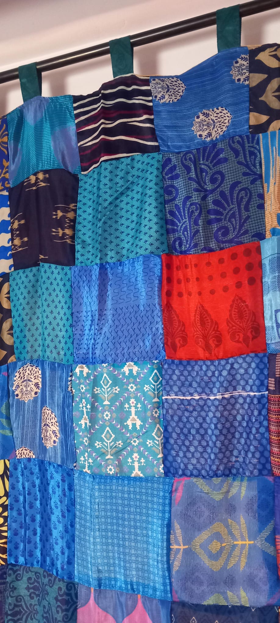 JUEGO DE 2 CORTINAS CONFECCIONADAS MÁGICAS PORQUE SON REVERSIBLES,ARTESANÍA PATCHWORK EN INDIA,ENVÍO GRATIS.